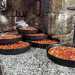 Un prodotto questultimo che ritroviamo alla sinistra del bancone, con la pasta dorata punteggiata di pomodori